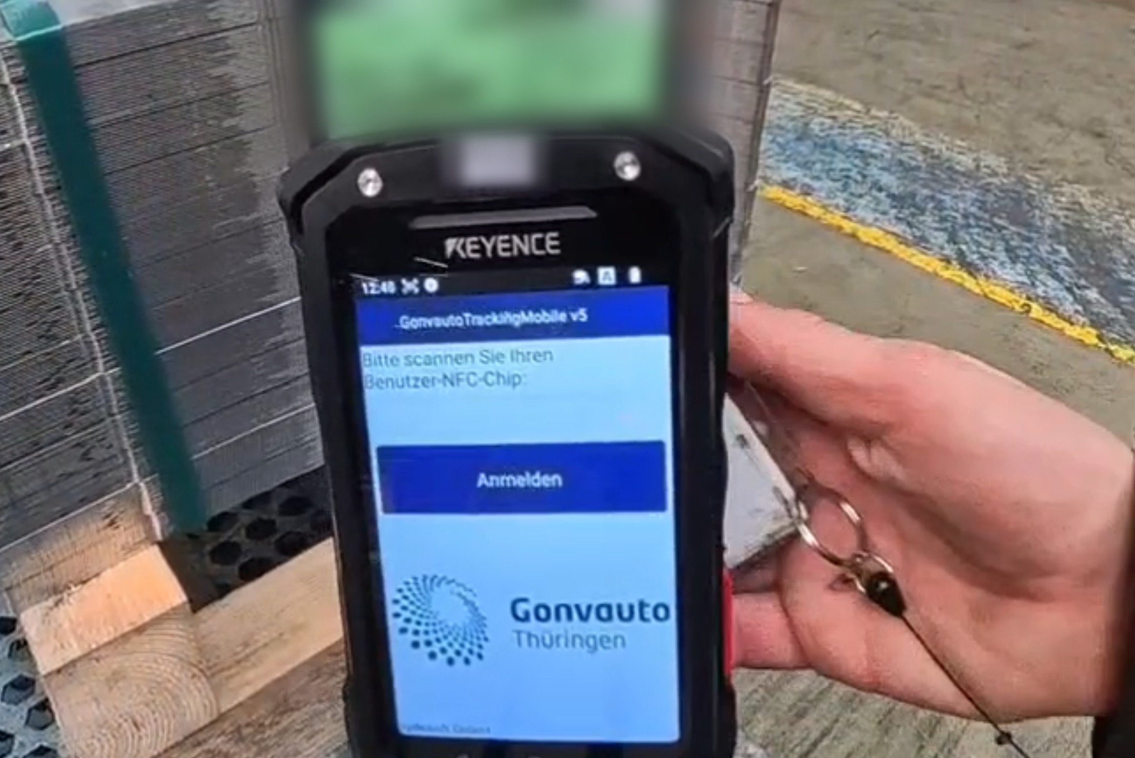 Kontaktlose Anmeldung an der Track-&-Trace-App per NFC-Chip der Mitarbeiterkarte auf einem robusten Keyence-Handheld