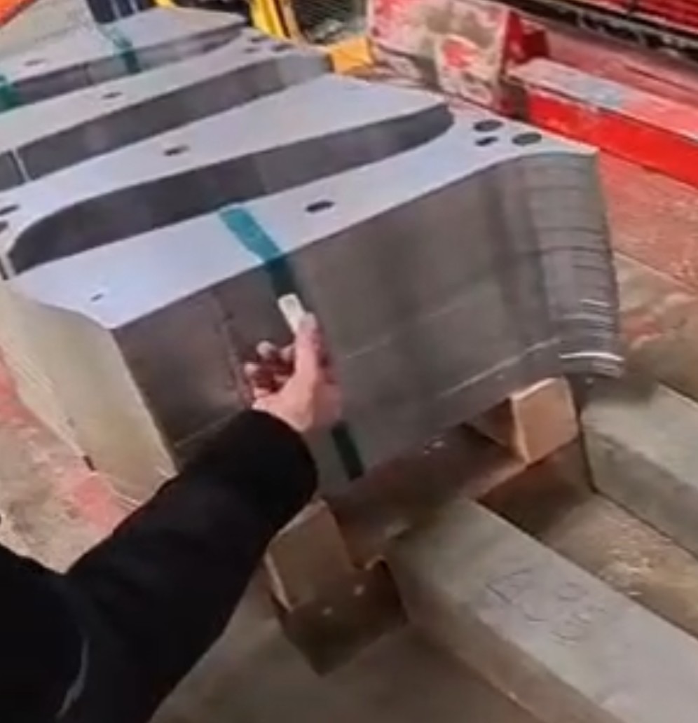 Aufbringen eines dauerhaften, fälschungssicheren Etiketts auf einen Stapel Metallplatinen in der Produktion