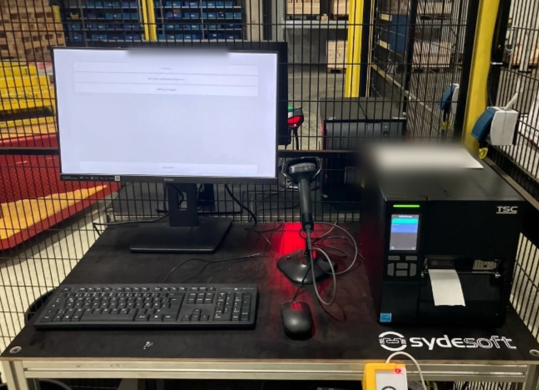 Stationärer Track-&-Trace-Arbeitsplatz in der Produktion von Gonvauto Thüringen mit Windows-Anwendung, Barcodescanner und TSC-Etikettendrucker