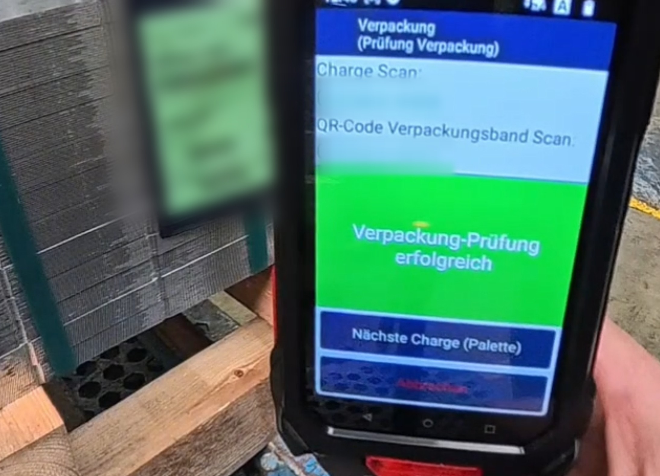 Track-&-Trace-App bestätigt mit grüner Meldung ‚Verpackung-Prüfung erfolgreich‘ den korrekten Abschluss des Verpackungs-Prüfschritts