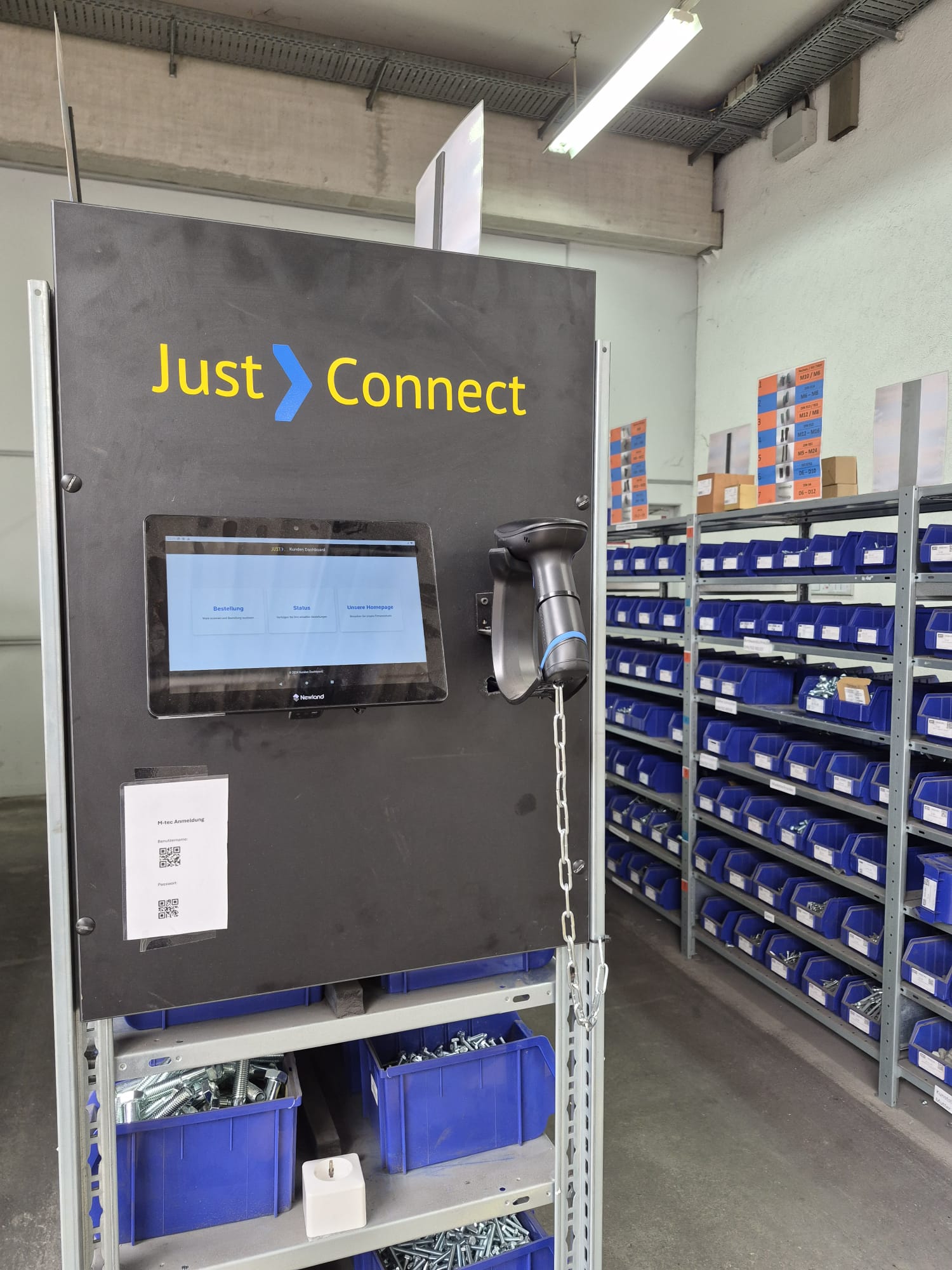 Just-Connect-Kanban-Station mit Newland-Tablet (Kunden-Dashboard) und angebundenem Barcodescanner